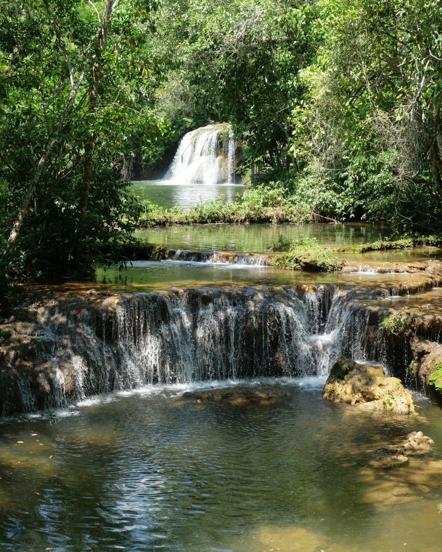 Cachoeira em meio à mata em Bonito