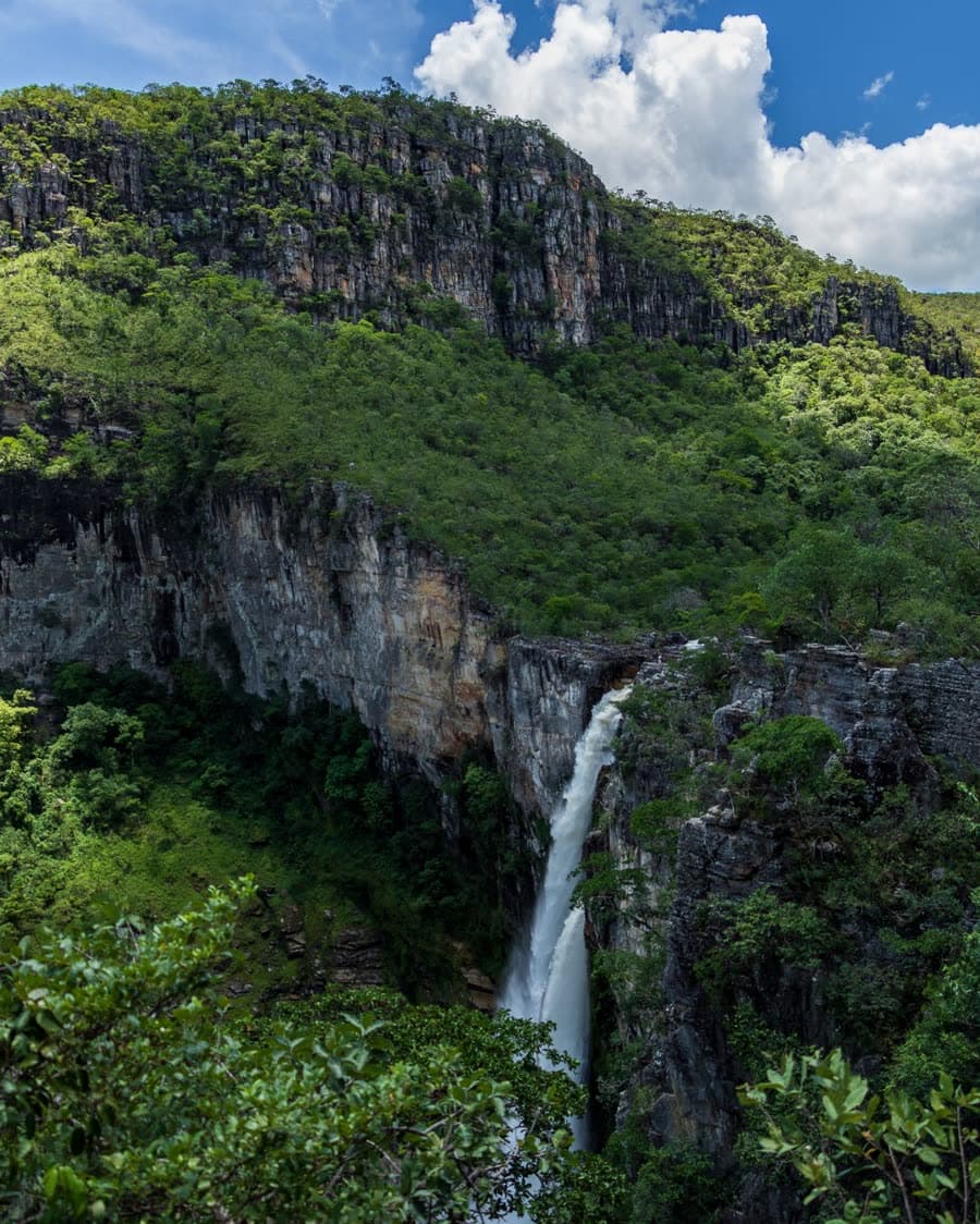 Cânion e cachoeira na Chapada Diamantina