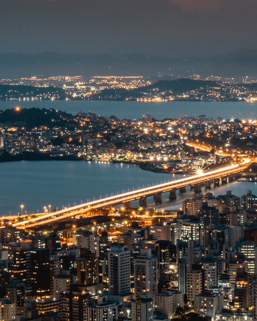 Ponte e cidade iluminadas em Florianópolis à noite