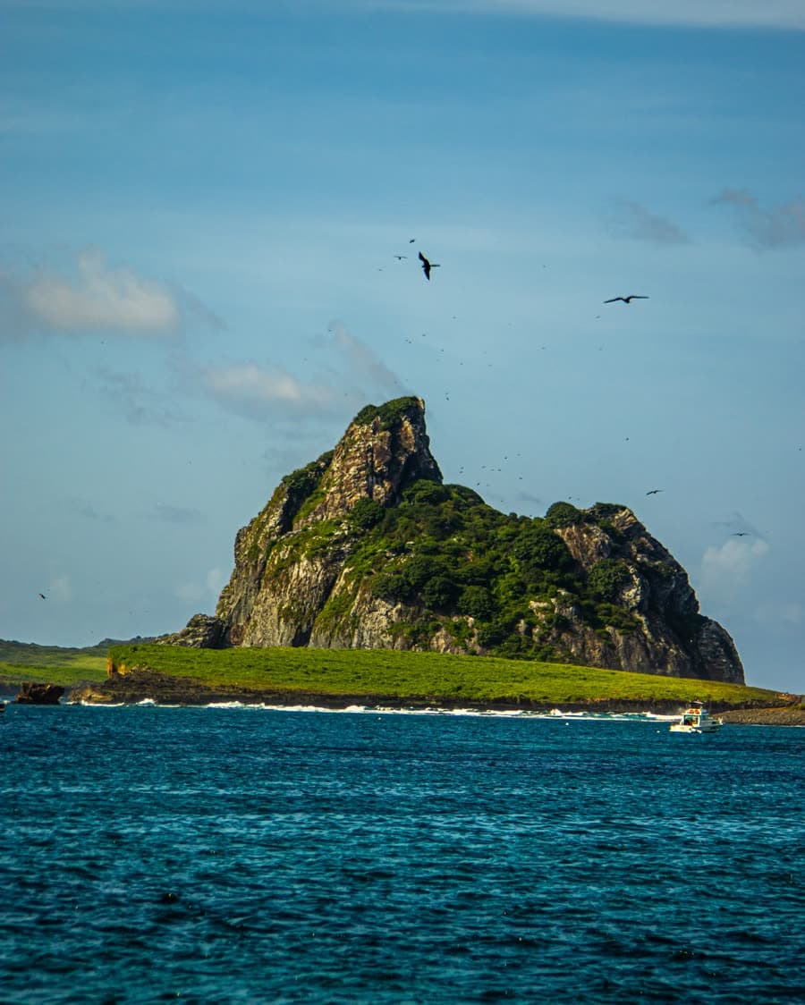 Morro do Pico e mar azul em Fernando de Noronha