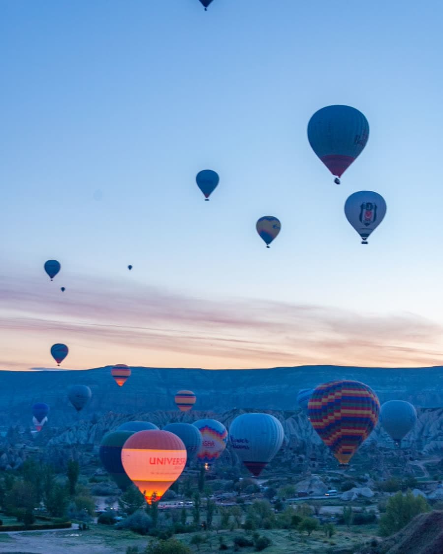 Balões ao nascer do sol na Capadócia, Turquia