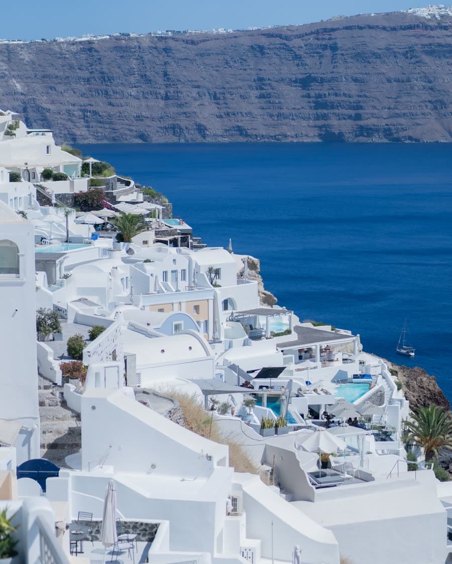 Casas brancas de Santorini sobre o mar Egeu