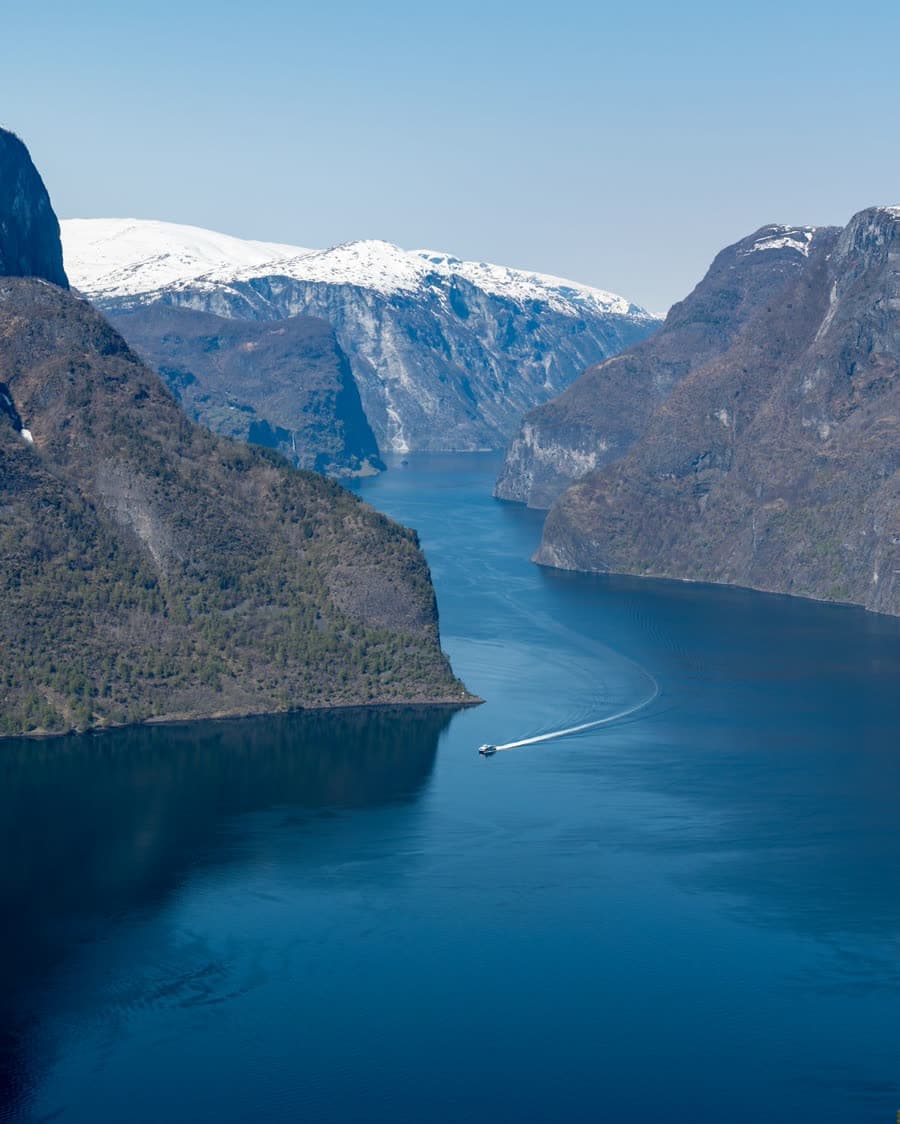 Fiorde entre montanhas na Noruega