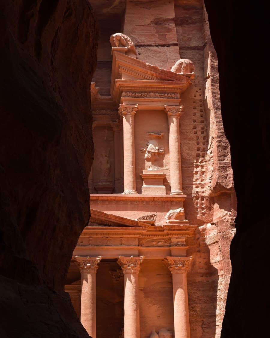 O Siq que leva ao Tesouro de Petra, na Jordânia