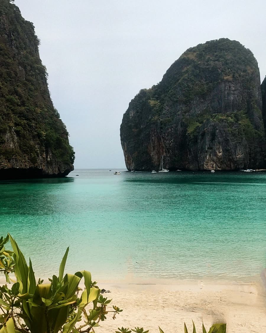 Falésias e mar azul-turquesa no sul da Tailândia