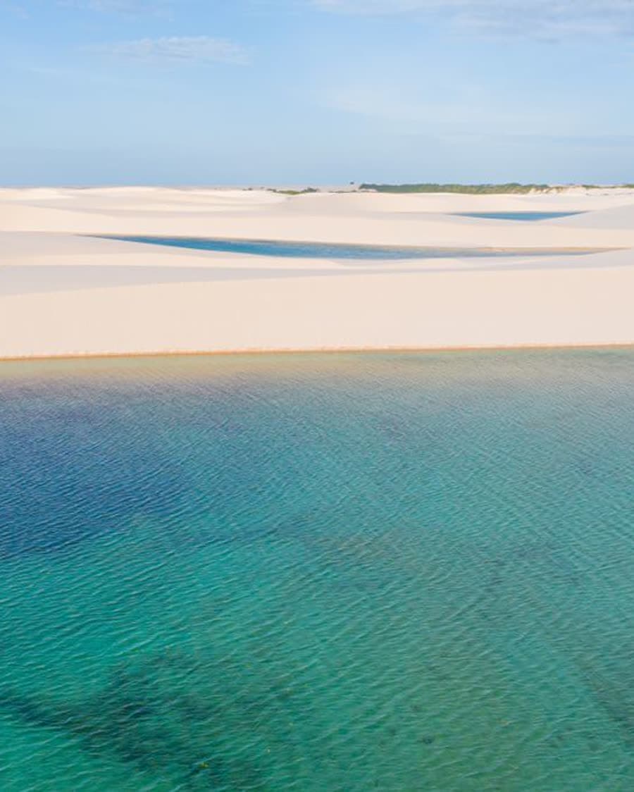 Lagoa azul entre dunas brancas nos Lençóis Maranhenses