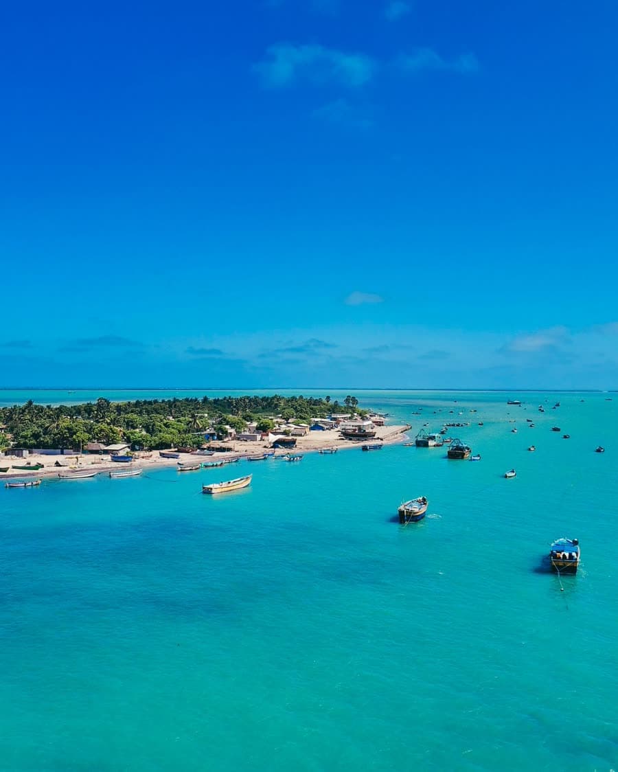 Mar azul-turquesa e barcos no litoral de Alagoas